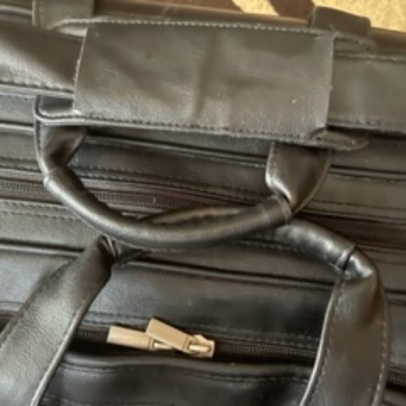 Large Leather Briefcase/Traveling Bag WM or Men - Picture 6 of 7